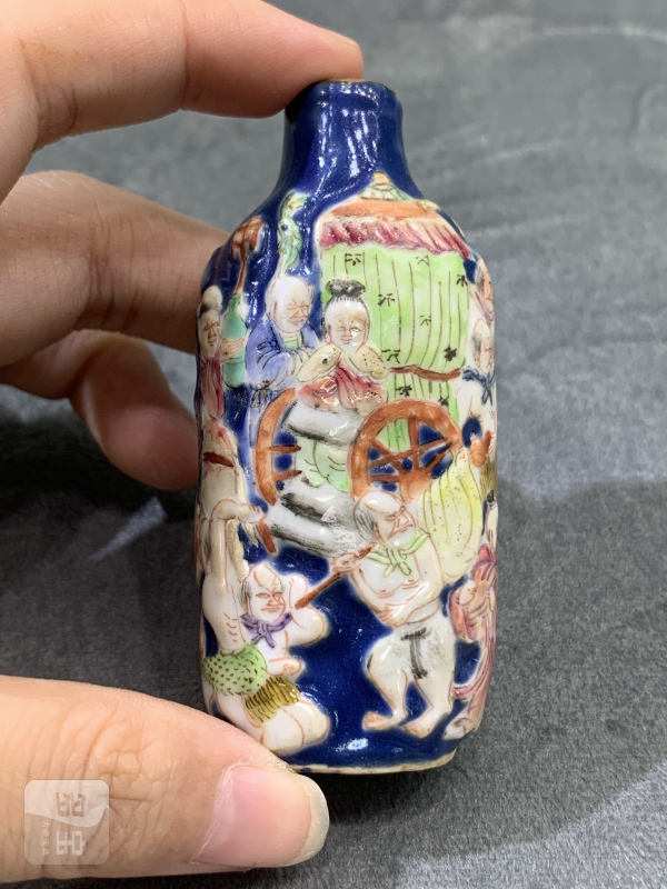 清中期蓝地堆塑粉彩钟馗嫁妹人物故事纹鼻烟壶 - 图2